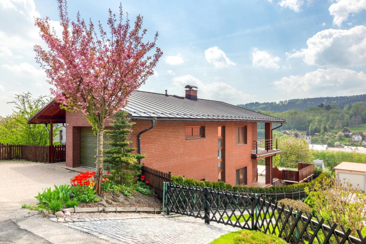 Vila Slunecni Stran Svoboda nad Upou Luaran gambar