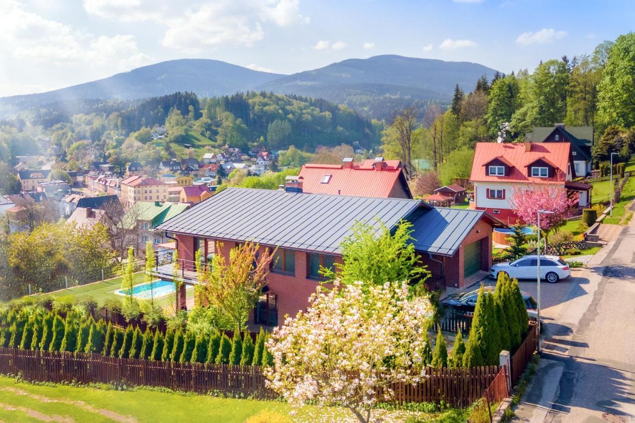 Vila Slunecni Stran Svoboda nad Upou Luaran gambar