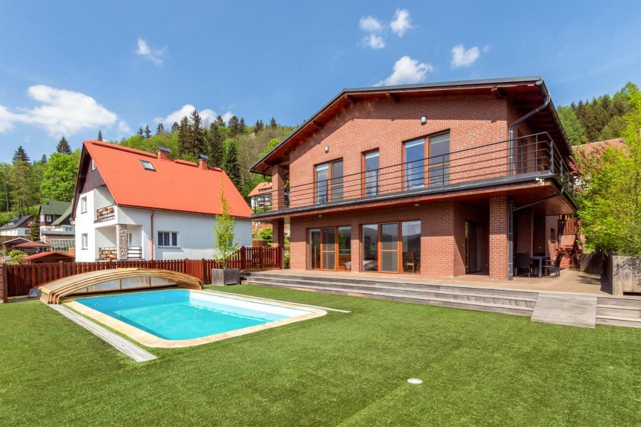 Vila Slunecni Stran Svoboda nad Upou Luaran gambar