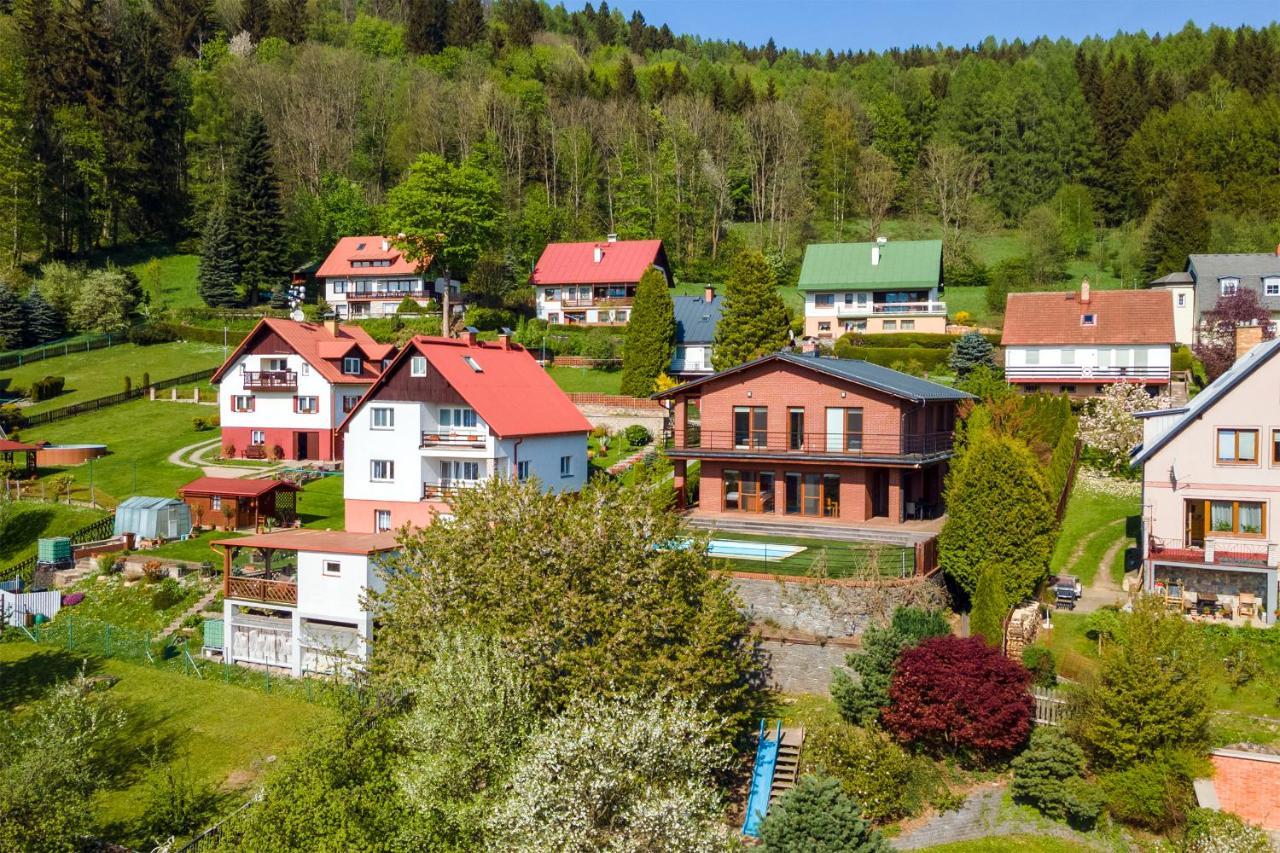 Vila Slunecni Stran Svoboda nad Upou Luaran gambar